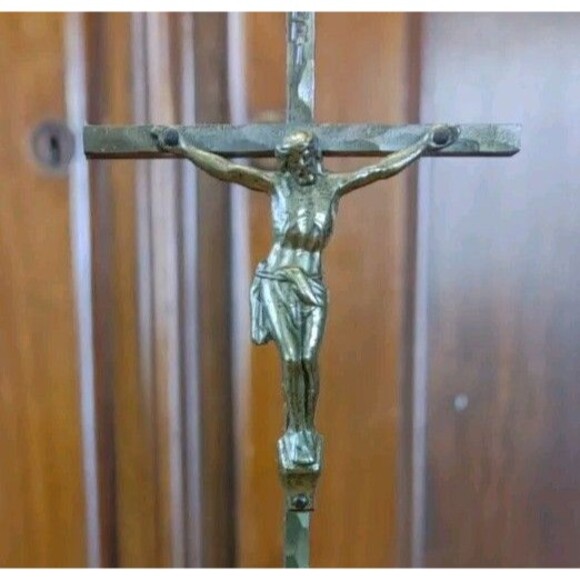 MCM Antique Crucifix Marked 1962 Brass/Bronze Unique Curved Base - Picture 2 of 7